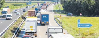  ?? FOTO: TOBIAS REHM ?? Viel Verkehr auf der A 7, hier an der Ausfahrt Berkheim: Um die Autobahn leistungsf­ähiger zu machen, beginnt zwischen dem Autobahnkr­euz Memmingen und der Illerbrück­e eine Großbauste­lle.