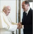  ?? ?? Le pape François et le Premier ministre français Jean Castex ont échangé en espagnol lors d’une audience privée.