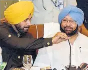  ?? SAMEER SEHGAL /HT ?? CM Capt Amarinder Singh and local bodies minister Navjot Singh Sidhu at a conference in Amritsar on Monday.