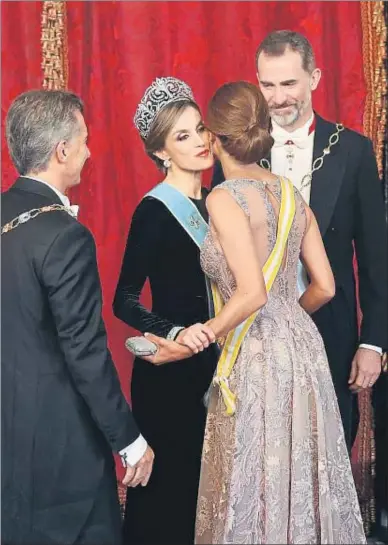  ?? CHEMA MOYA / EFE ?? La Reina besando a Juliana Awada, en presencia del Rey y el presidente Macri, anoche en el Palacio Real