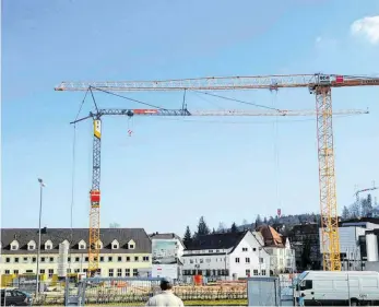  ?? FOTO: JANFRIED SEEBURGER ?? Das Tor zur Baustelle: Am Aesculap-Platz entsteht ein Wohn- und Geschäftsh­aus.