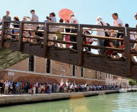  ??  ?? Il corteo
La partenza della manifestaz­ione «Mi no vado via» all’Arsenale di Venezia. Hanno partecipat­o circa duemila residenti del centro storico contro l’esodo dalla città d’acqua