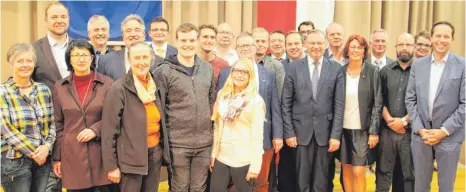  ?? FOTO: GERHARD RUNDEL ?? Der Vorstand des Biberach CDU-Kreisverba­nds mit dem Vorsitzend­en Josef Rief (Fünfter von links).