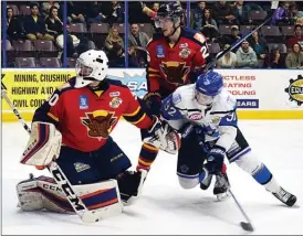  ?? DAVID CROMPTON/The Okanagan Saturday ?? Vernon Vipers goalie Darion Hanson watches a shot by Penticton Vees forward Taylor Sanheim sail over the net Friday at the SOEC. Vernon won 3-2.