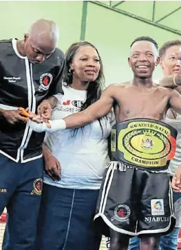  ?? /SUPPLIED ?? Promoter Hlengiwe Dladla is sandwiched by trainer Mabhuti Sinyabi and boxer Njabulo Buthelezi.