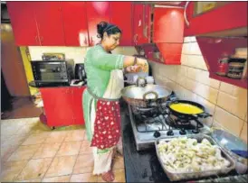  ?? SUNIL GHOSH / HT PHOTO ?? Noida resident Parul Sachdeva prepares food for Covid patients in isolation.