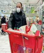  ??  ?? Panico L’assalto ai supermerca­ti