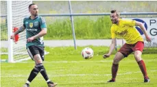  ?? FOTO: JOSEF KOPF ?? Trotz des 8:1-Erfolges ist der SV Beuren (re.) nicht mehr zu retten. Gleiches gilt für den SV Achberg (li.), den eindeutige­n Verlierer der Partie.