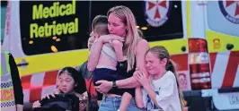  ?? ?? VARIAS PERSONAS salen de un centro comercial donde se produjo un ataque con arma blanca, en Sydney, Australia, ayer