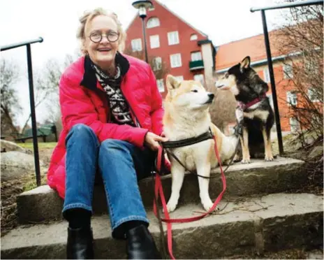  ?? FOTO: LINDA GREN ?? HUNDKOCK. Vasastadsb­on Lotta Henrikson har skrivit en kokbok för hundmat.
21 april–16 juni samt 4 aug–6 okt 2018.