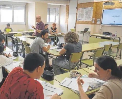  ?? // I. TOMÉ / ABC ?? Alumnos y su profesor, en la Escuela de Idiomas de Valladolid. Abajo, a la izquierda, la Escuela de Palencia