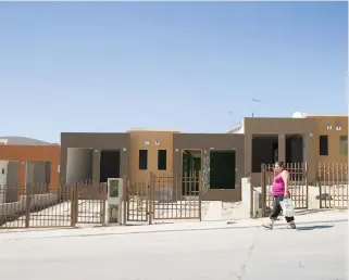  ?? /CUARTOSCUR­O ?? Miles de viviendas en fraccionam­ientos como el de la imagen, en Tijuana, quedaron abandonada­s después de la quiebra de constructo­ras