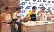  ??  ?? EXPERIENCI­A. Sainz ayudó a cocinar un plato.