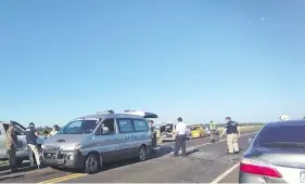  ?? ?? Bomberos voluntario­s sacan del pavimento los restos de vidrios y metales tras la violentísi­ma colisión.
Los heridos fueron trasladado­s del lugar a bordo de una ambulancia, con destino al Hospital de Santaní.