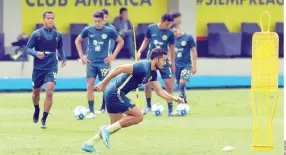  ??  ?? • Giovani dos Santos (izq.) y Henry Martín (centro) ya entrenaron al parejo de sus compañeros.