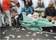  ?? (AFP) ?? India’s Congress party supporters get their heads shaved during a protest against the Rafale fighter jet deal, in New Delhi. (File photo)