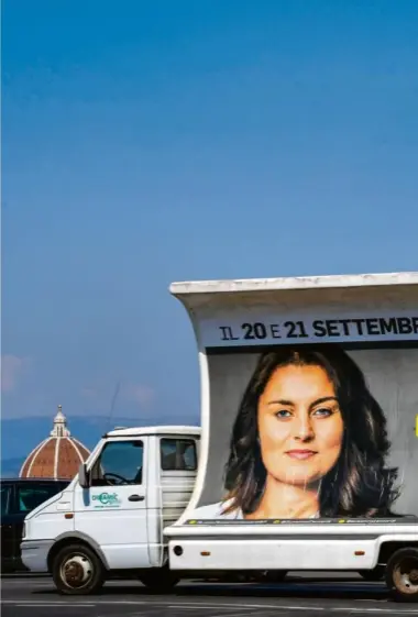  ??  ?? Une affiche de la candidate de la Ligue en Toscane, Susanna Ceccardi, jeudi à Florence. Le parti d’extrême droite a déjà conquis six des dix chefs-lieux de la région.