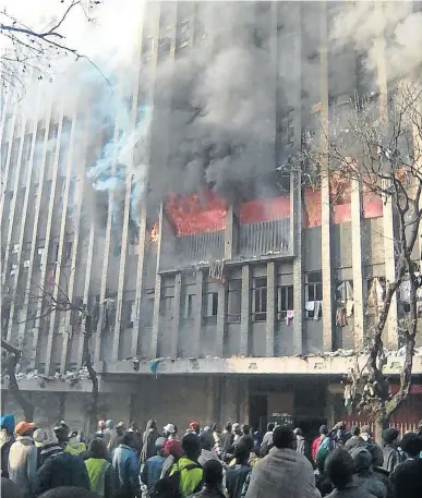  ?? / REUTERS ?? The Cape York building at the corner of Rahima Moosa (Jeppe) and Nugget streets was gutted by fire on Wednesday.