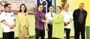  ??  ?? JAMAWI menyampaik­an hadiah kepada johan pertanding­an, Anziell Rayah. Turut kelihatan Ridhuan (tiga dari kanan), Lian (dua dari kiri), Jasni ( kiri) dan Abdul Karim (kanan).