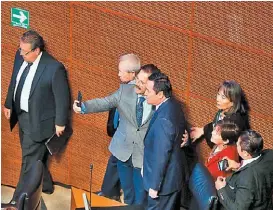  ?? JORGE CARBALLO ?? Jesús Casillas Romero se tomó una selfie con el funcionari­o.