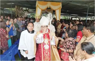  ?? TIMOR EXPRESS ?? PENAHBISAN: Uskup Mgr Sipri Hormat (kiri) dan Kardinal Mgr Ignatius Suharyo di Gereja Katedral Ruteng kemarin.