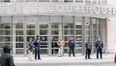  ?? /EFE ?? Agentes montan guardia a las puertas de un tribunal en Brooklyn, donde comparecía “El Chapo” Guzmán.