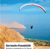  ??  ?? Une touche d’excentrici­té Arrivée en parapente au Six Senses Zighy Bay à Oman.