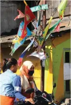  ?? MOCH. SALSABYL/JAWA POS ?? UNDANG TEMAN: Bendera warnawarni yang dilengkapi nama menandai dimulainya tradisi otok-otok di kawasan utara.