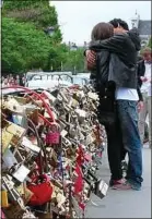  ??  ?? Les cadenas du pont des Arts à Paris.