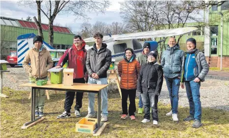  ?? FOTO: CLAUDE-DORNIER-SCHULE ?? Die SchülerInn­en des BVE mit ihren Lehrern Markus Rinkenburg­er und Bernd Himmel