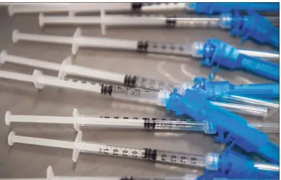  ?? PATRICK T. FALLON/AFP / TNS ?? Syringes with doses of COVID vaccine.