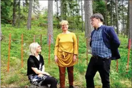  ??  ?? INNE I RINGDANSEN. Kerttu Raittila, konstnären Katja Öhrnberg och Kaj Martin.