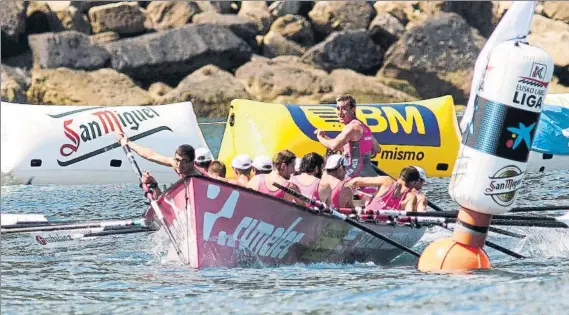  ?? FOTO: LUIS MARI UNCITI ?? San Juan llega a la regata de Moaña con cuatro puntos de ventaja sobre Tirán, que hoy remará en casa