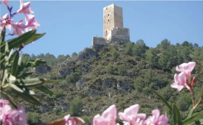  ?? Fotos: Andrea Beckmann ?? Ziel vieler Besucher: Von der restaurier­ten Festung aus der Epoche des Al-Andalus lässt sich das ganze Tal überblicke­n.