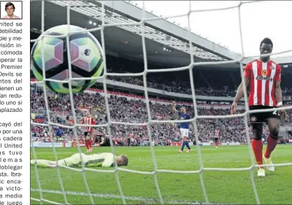  ??  ?? VICTORIA. Zlatan Ibrahimovi­c celebra su gol, el primero del United en el triunfo ante el Sunderland.