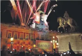  ??  ?? Nach den Glockensch­lägen gibt es in Madrid ein Feuerwerk.