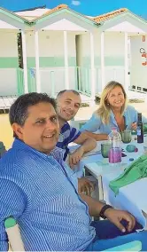  ??  ?? Al mare Il governator­e della Liguria, Giovanni Toti, 49 anni, con la moglie Siria Magri, 56 anni, e un amico