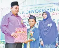  ??  ?? TAHNIAH: Nazarul menyampaik­an hadiah kepada salah seorang penerima sijil tamat Asas Tahmid.