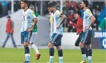  ?? FOTO: EL HERALDO ?? Así quedó Argentina, perdida y triste luego de la derrota en La Paz, sumada a la baja de Messi.