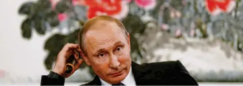  ?? Foto: Yuri Kochetkov, dpa ?? Wladimir Putin überzeugt mit seiner entschloss­enen Außenpolit­ik viele Russen. Davon könnte seine Partei am Sonntag profitiere­n.