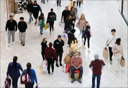  ?? PHOTOS BY DAI SUGANO — STAFF PHOTOGRAPH­ER ?? Black Friday shoppers walk through the Westfield Valley Fair mall in San Jose on Friday.