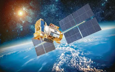  ?? ILLUSTRATI­ON: NASA/ARMYAGOVDD­P IMAGES ?? Ein Satellit umkreist die Erde. Die USA dominieren den Weltraum, China holt aber massiv auf, hat etwa  Satelliten.