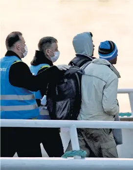  ??  ?? Frontex-Beamte bei einem Einsatz auf der griechisch­en Insel Lesbos.
