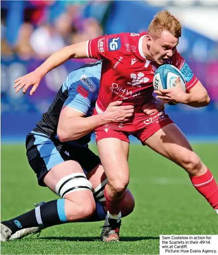  ?? ?? Sam Costelow in action for the Scarlets in their 49-14 win at Cardiff.
Picture: Huw Evans Agency.