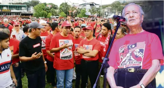  ??  ?? Sunset days: Dr Mahathir made an impassione­d plea for Malaysians to support his new friends in Pakatan so that they can change the Government.