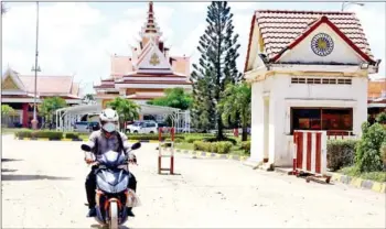  ?? HEAN RANGSEY ?? The Bavet-Moc Bai internatio­nal border checkpoint is the largest such gate in Svay Rieng province.