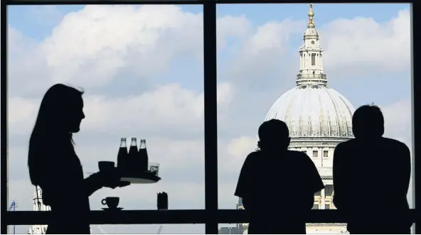  ?? [ Reuters ] ?? Ein sagenhafte­r Ausblick aus dem Dachgescho­ss der Tate Modern auf die Kuppel von St. Paul’s: Wie lange wird es das Restaurant noch geben?