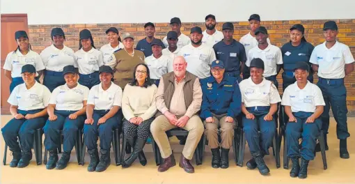  ?? ?? Bitou Mayor Dave Swart (front, centre) and other officials with the 20 new peace officer trainees.