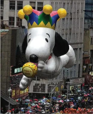  ?? MICHELLE V. AGINS/THE NEW YORK TIMES ?? The Snoopy balloon is aloft at the 1999 Macy’s Thanksgivi­ng Day Parade in New York. Snoopy has appeared in more than 40 parades — more than any other character — as an aviator, astronaut, skater and more.