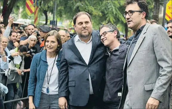  ?? ANA JIMÉNEZ ?? Carme Forcadell y Oriol Junqueras arroparon ayer a los arrestados Josep Maria Jové y Lluís Salvadó